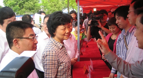 我院组织专家参加省政协送科技下乡活动